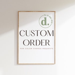 Peut inclure: Une impression encadrée avec le texte "CUSTOM ORDER" et "FOR COLOR CHANGE REQUESTS" en dessous. Le haut de l'impression présente un cercle vert avec le texte "the lil dills shop" et la lettre "d" dans une police plus grande.