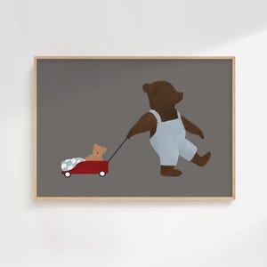 K&ouml;nnte beinhalten: Ein brauner B&auml;r in blauer Latzhose zieht einen roten Wagen mit einem kleinen braunen B&auml;ren darin. Der Wagen hat eine wei&szlig;-graue karierte Decke darin.