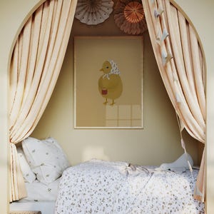Puede incluir: Una cama blanca con un edred&oacute;n estampado floral y una ilustraci&oacute;n de un pollito amarillo en la pared. La cama est&aacute; en un rinc&oacute;n con cortinas beige y decoraciones de papel colgando del techo.
