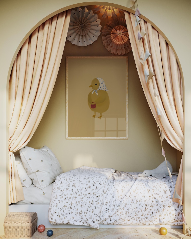 Puede incluir: Una cama blanca con un edred&oacute;n estampado floral y una ilustraci&oacute;n de un pollito amarillo en la pared. La cama est&aacute; en un rinc&oacute;n con cortinas beige y decoraciones de papel colgando del techo.
