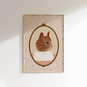 Pode incluir: Uma ilustra&ccedil;&atilde;o emoldurada de um gato vestindo um vestido rosa com uma gola branca. O fundo &eacute; um padr&atilde;o floral rosa e branco com listras verticais.