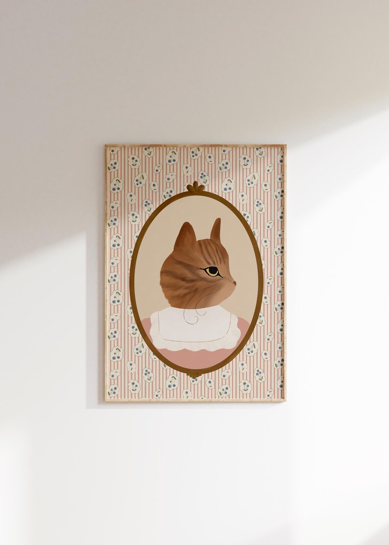 Pode incluir: Uma ilustra&ccedil;&atilde;o emoldurada de um gato vestindo um vestido rosa com uma gola branca. O fundo &eacute; um padr&atilde;o floral rosa e branco com listras verticais.