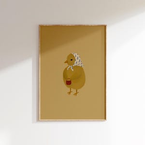 Puede incluir: Un pollito amarillo con un pa&ntilde;uelo de cabeza estampado en blanco y azul sostiene una taza roja en su ala derecha. El pollito est&aacute; de pie sobre un fondo amarillo mostaza.