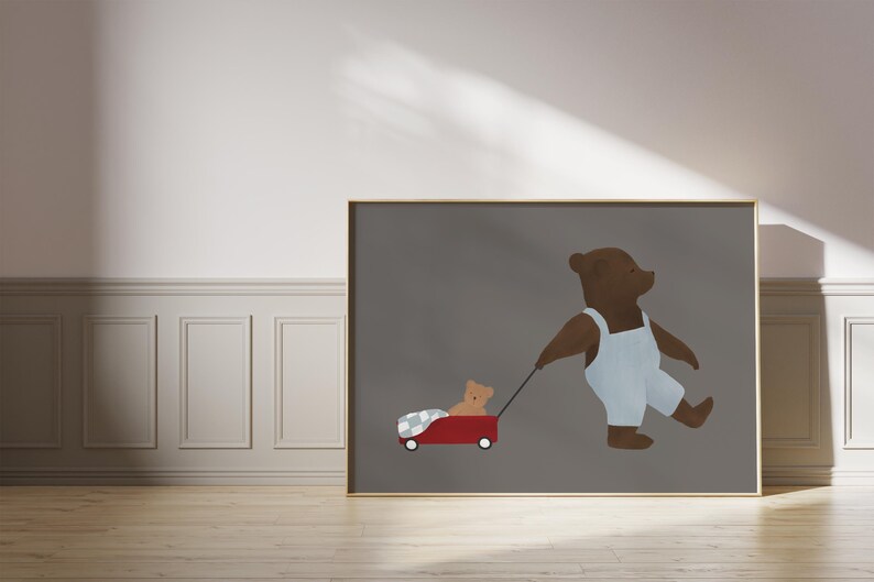 K&ouml;nnte beinhalten: Ein brauner B&auml;r in blauer Latzhose zieht einen roten Wagen mit einem kleineren braunen B&auml;ren darin. Der Wagen hat eine wei&szlig;-blaue karierte Decke drin. Das Bild ist auf grauem Hintergrund.