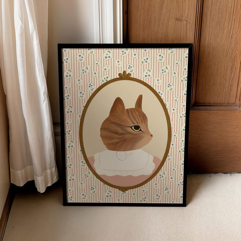 Pode incluir: Uma ilustra&ccedil;&atilde;o emoldurada de um gato tigrado marrom usando um colar rosa e branco. O fundo &eacute; um padr&atilde;o listrado rosa e branco com pequenas flores brancas.