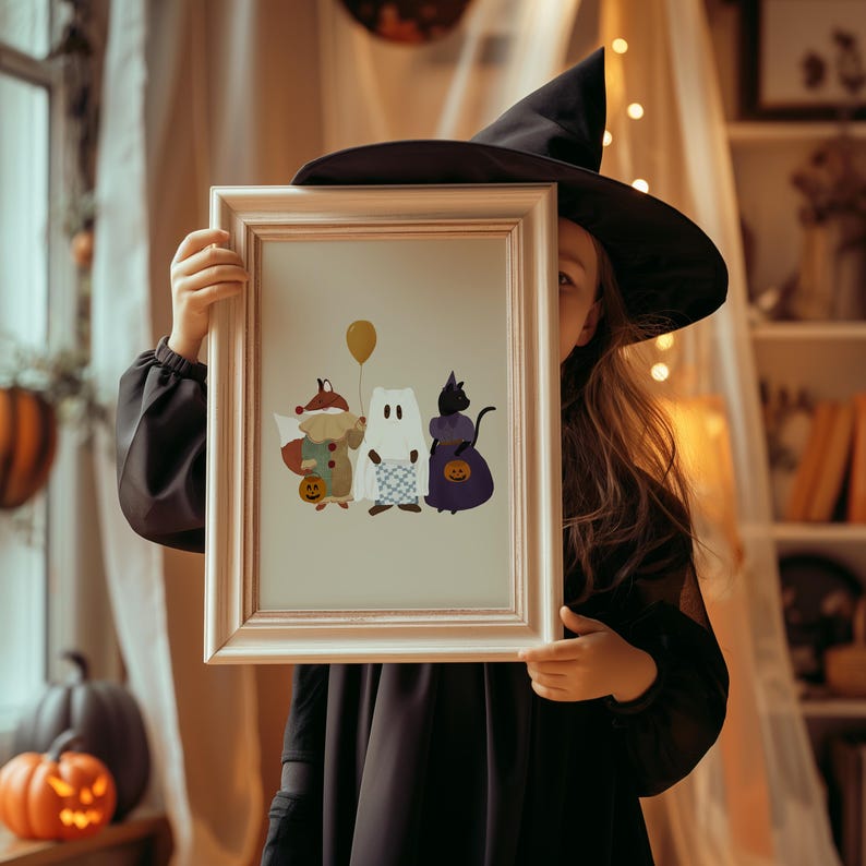 Puede incluir: Una ilustraci&oacute;n enmarcada de cuatro personajes disfrazados pidiendo dulces. Un zorro con un disfraz rojo y blanco, un fantasma con una s&aacute;bana blanca, un gato con un vestido morado y un gato con un disfraz blanco y negro. La ilustraci&oacute;n est&aacute; sobre un fondo beige claro con un globo amarillo.