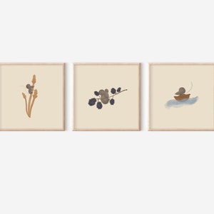 Pode incluir: Três ilustrações emolduradas com uma estética minimalista. A primeira ilustração apresenta um pequeno rato a escalar um caule de trigo. A segunda ilustração apresenta um pequeno rato empoleirado num ramo com bagas. A terceira ilustração apresenta um pequeno rato num barco numa onda.