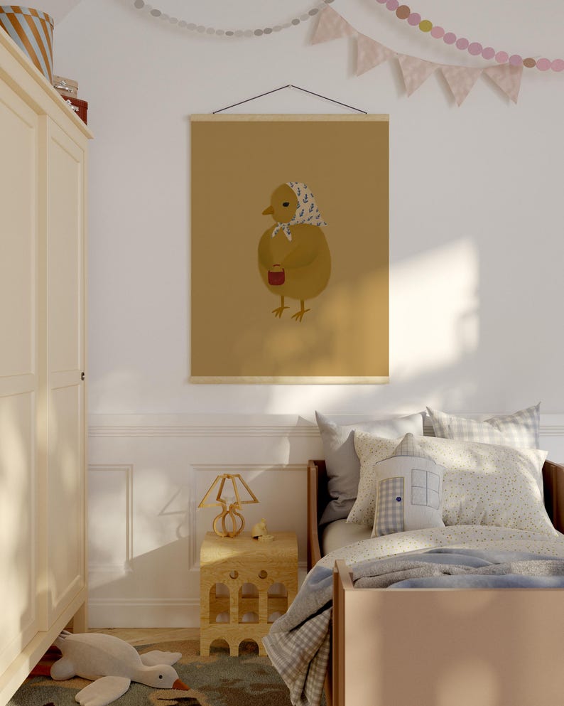 Puede incluir: Una ilustraci&oacute;n marr&oacute;n y amarilla de un pollito sosteniendo una taza roja. El pollito lleva un pa&ntilde;uelo estampado en blanco y azul. La ilustraci&oacute;n est&aacute; impresa en lienzo y enmarcada con un marco de madera.