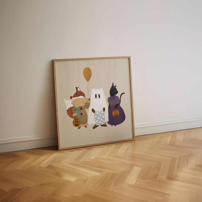 Puede incluir: Una ilustraci&oacute;n enmarcada de tres animales vestidos con disfraces de Halloween. Un zorro con un disfraz de buf&oacute;n, un fantasma con una s&aacute;bana blanca y un gato negro con un vestido morado. Los animales sostienen calabazas y un globo amarillo.