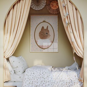 Pode incluir: Um canto aconchegante com uma cama, cortinas e uma impress&atilde;o emoldurada de um gato vestindo um vestido. A impress&atilde;o tem um fundo listrado rosa e branco com pequenos padr&otilde;es florais. A cama tem um edredom com padr&atilde;o floral branco e marrom e um travesseiro branco com um pequeno padr&atilde;o floral. H&aacute; decora&ccedil;&otilde;es de papel penduradas no teto.