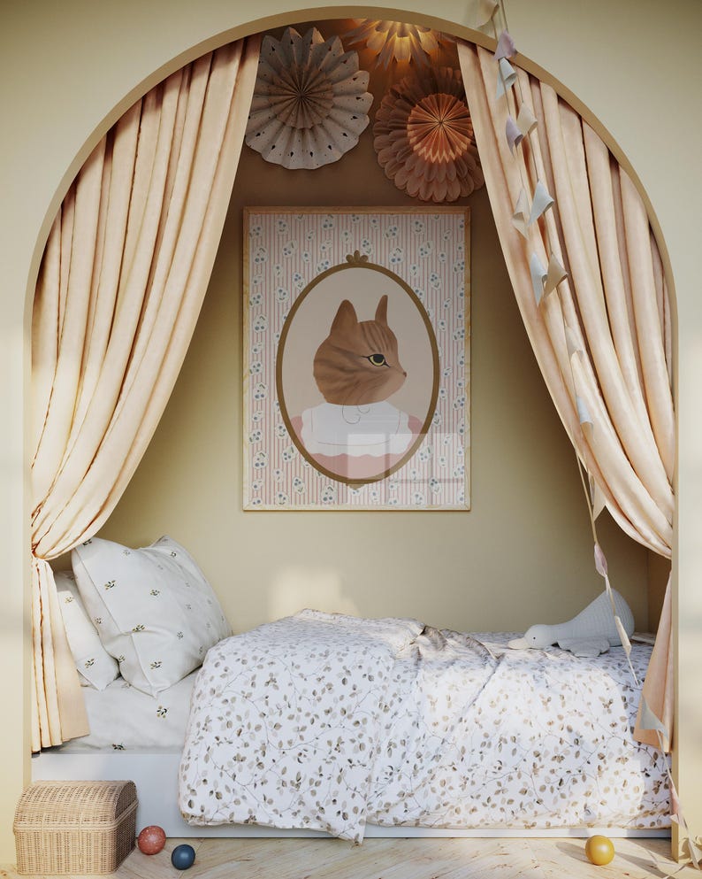 Pode incluir: Um canto aconchegante com uma cama, cortinas e uma impress&atilde;o emoldurada de um gato vestindo um vestido. A impress&atilde;o tem um fundo listrado rosa e branco com pequenos padr&otilde;es florais. A cama tem um edredom com padr&atilde;o floral branco e marrom e um travesseiro branco com um pequeno padr&atilde;o floral. H&aacute; decora&ccedil;&otilde;es de papel penduradas no teto.