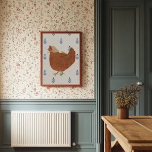 Puede incluir: Una ilustraci&oacute;n enmarcada de una gallina marr&oacute;n con un fondo estampado en azul y blanco. El marco es de color marr&oacute;n rojizo.