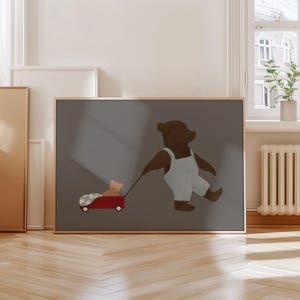 K&ouml;nnte beinhalten: Ein brauner B&auml;r, der eine Latzhose tr&auml;gt, zieht einen roten Wagen mit einem kleineren braunen B&auml;ren darin. Der Wagen hat eine karierte Decke drin. Das Bild ist auf grauem Hintergrund.