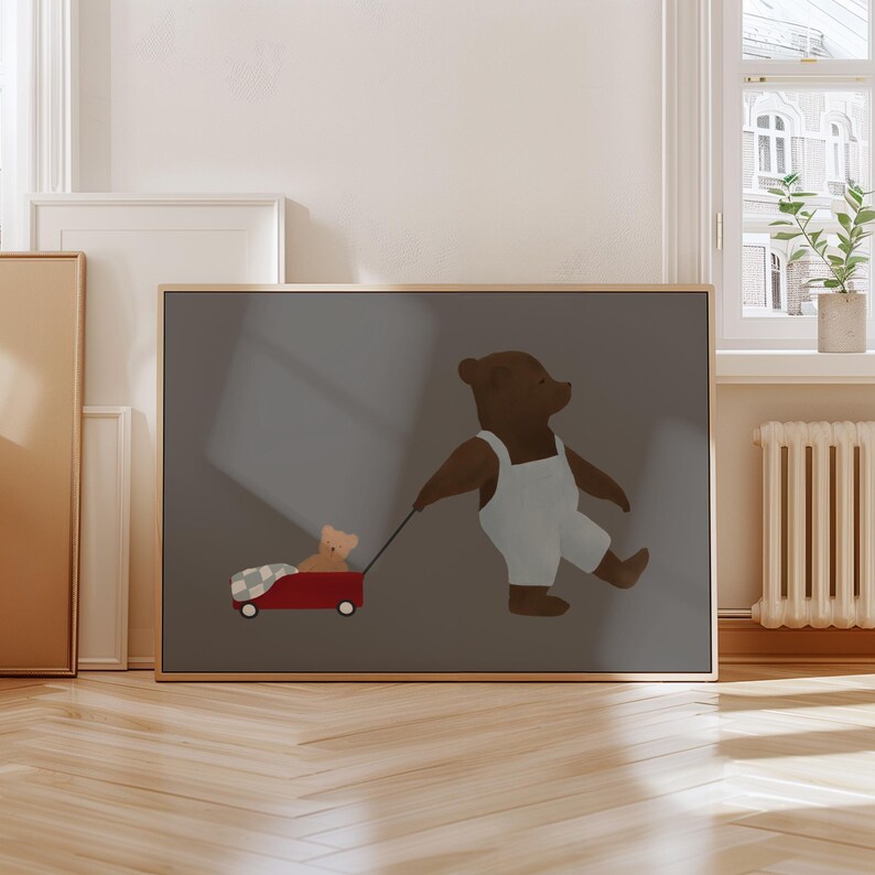 K&ouml;nnte beinhalten: Ein brauner B&auml;r, der eine Latzhose tr&auml;gt, zieht einen roten Wagen mit einem kleineren braunen B&auml;ren darin. Der Wagen hat eine karierte Decke drin. Das Bild ist auf grauem Hintergrund.