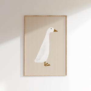 Pu&ograve; includere: Un'illustrazione di un'anatra bianca con zampe e becco marroni su uno sfondo beige con strisce verticali.