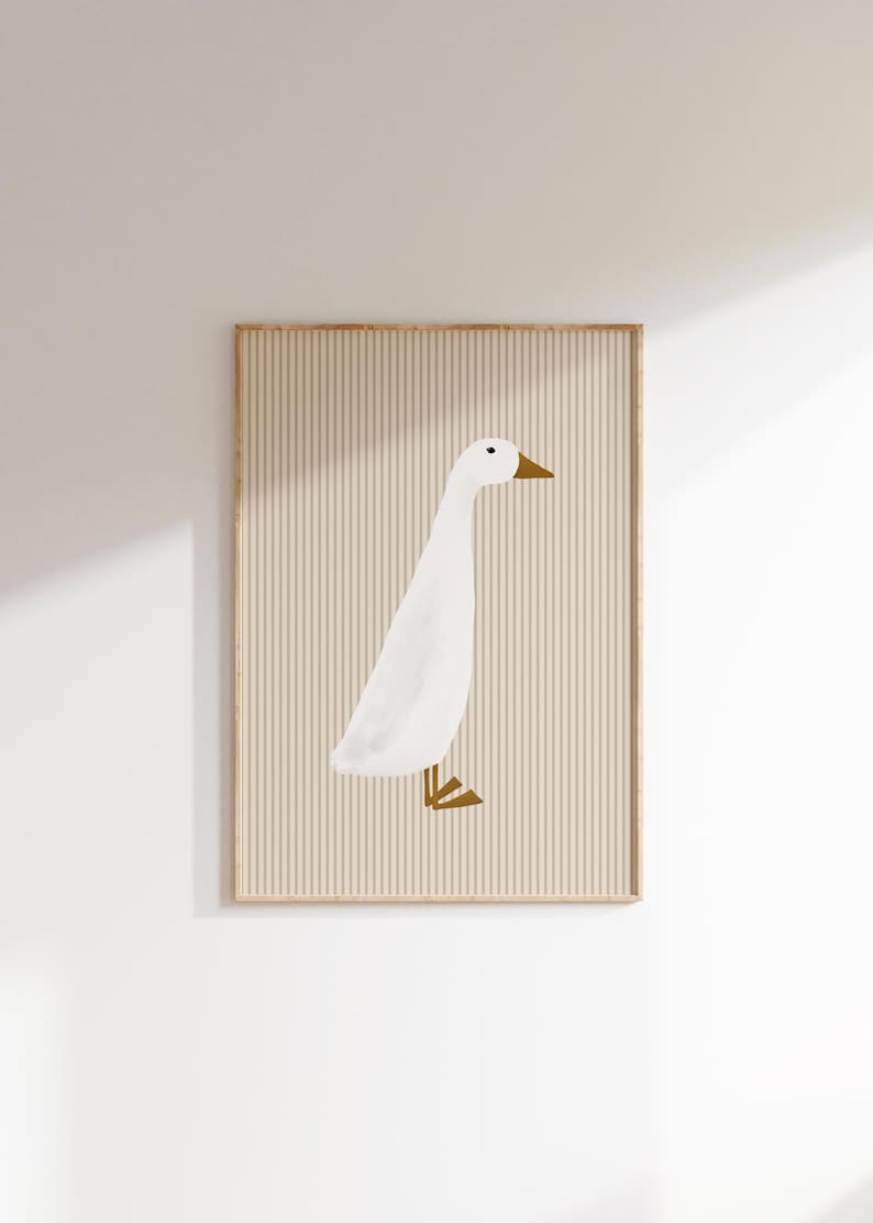 Pu&ograve; includere: Un'illustrazione di un'anatra bianca con zampe e becco marroni su uno sfondo beige con strisce verticali.