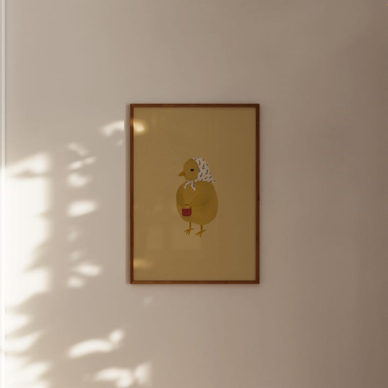 Puede incluir: Una ilustraci&oacute;n enmarcada de un pollito amarillo con un gorro de patr&oacute;n blanco y negro, sosteniendo una taza roja. El pollito est&aacute; de pie sobre un fondo amarillo claro.