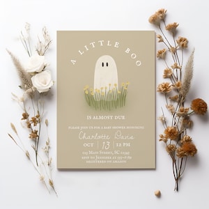 Puede incluir: Una invitación de baby shower de color marrón claro con una ilustración de un fantasma blanco. El texto dice "A Little Boo is Almost Due" e incluye el nombre "Charlotte Davis", la fecha "Oct 13", la hora "12 PM", la dirección "123 Main Street, SC 12345" y la información de RSVP.