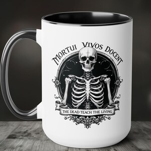 Mug squelette Mortui Vivos Docent, tasse à café gothique humour noir avec phrase latine Les morts enseignent aux vivants, cadeau pour les professionnels de la médecine légale