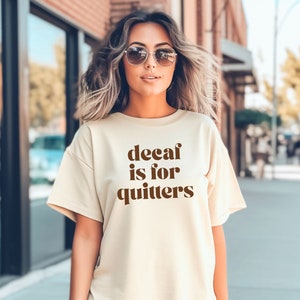 デカフェは禁煙者向け 快適な色のTシャツ 面白いコーヒーショップ カフェTシャツ コーヒーカートシャツ コーヒーステーション従業員シャツ コーヒー愛好家へのギフト