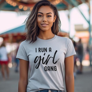 Funny Girl Mom T-Shirt I Run a Girl Gang Tee Mom of Girls Gift Mother of Daughters Shirt Funny Mother&#39;s Day Gift for Mom Sister Best Friend