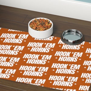 Tappetino per cibo per animali Hook em Horns / Ispirato ai Texas Longhorns / Neoprene resistente e antiscivolo, 12x18" / Regalo perfetto per i fan dei Longhorns