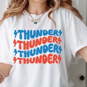 Camiseta unisex Thunder Comfort Colors para adultos y adolescentes, espíritu escolar, mascota del equipo - Rugido con OKC Thunder Pride, regalo para fanáticos del baloncesto