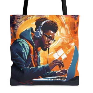 Op de afbeelding: Een tote bag met een digitale illustratie van een persoon die een koptelefoon draagt en een laptop gebruikt. De achtergrond is fel oranje en geel met abstracte vormen en lijnen.