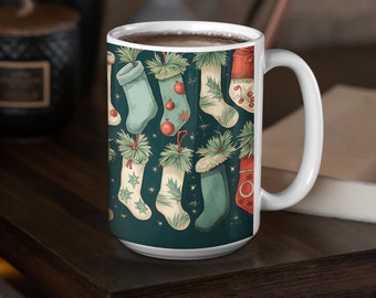 Pode incluir: Caneca de cerâmica branca com um padrão de meias de Natal. As meias são verdes, vermelhas e brancas com detalhes dourados. O fundo é de cor verde escura.