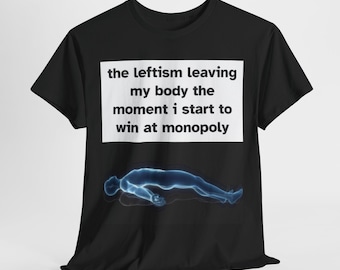 Könnte beinhalten: Schwarzes T-Shirt mit weißem Text, der lautet "the leftism leaving my body the moment i start to win at monopoly". Unter dem Text befindet sich eine blaue Umrandung einer liegenden Person.