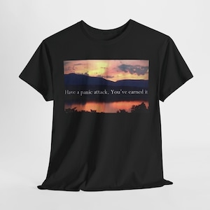 Könnte beinhalten: Schwarzes T-Shirt mit einem Sonnenuntergangslandschaftbild und dem Text "Have a panic attack. You've earned it."