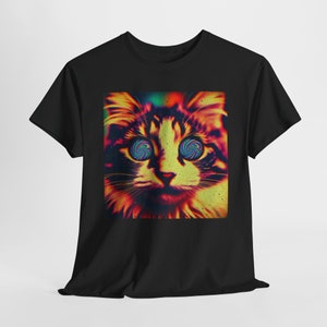 Peut inclure: Un t-shirt noir avec un motif coloré d'un visage de chat. Les yeux du chat tourbillonnent de couleurs psychédéliques.