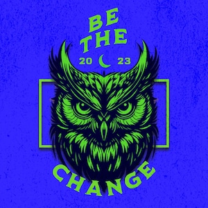 Op de afbeelding: Een grafisch ontwerp met een gedetailleerde uil in groen en zwart op een blauwe achtergrond. De tekst "BE THE CHANGE 2023" staat boven de uil, met een maansymbool. Vintage design.