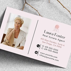 Modèle personnalisable de Carte de visite professionnelle d'agent immobilier en rose poudré, rose, blanc et noir 3,5 x 2 pouces