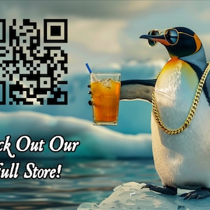 K&ouml;nnte beinhalten: Ein Cartoon-Pinguin mit Sonnenbrille und Goldkette, der ein Glas Eistee h&auml;lt. Das Bild enth&auml;lt einen QR-Code und den Text "Check Out Our Full Store!" vor dem Hintergrund von Eis und Himmel.