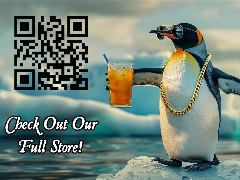 K&ouml;nnte beinhalten: Ein Cartoon-Pinguin mit Sonnenbrille und Goldkette, der ein Glas Eistee h&auml;lt. Das Bild enth&auml;lt einen QR-Code und den Text "Check Out Our Full Store!" vor dem Hintergrund von Eis und Himmel.