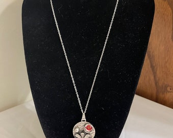 Colgante de flor de plata antigua
