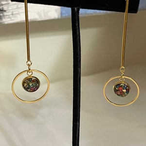 Boucles d&#39;oreilles pendantes en or avec flocons de verre de mer multicolores
