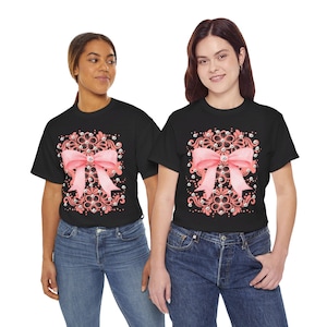 Coquette pink bow surrounded by pearls Unisex Heavy Cotton black Tee