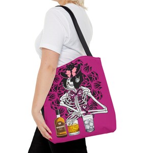 Dunkel Coquette Skelett Cowgirl Trink mit mir. Dark Coquette, Day Of The Dead, Halloween und besondere Anlässe rosa Einkaufstasche (AOP)