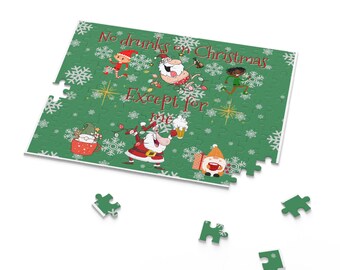 Könnte beinhalten: Ein grünes Puzzle zum Thema Weihnachten mit dem Text "No Drunks on Christmas Except for Me". Das Puzzle zeigt Cartoon-Illustrationen von Santa Claus, Elfen und Zwergen, mit Schneeflocken auf der Oberfläche. Mehrere Puzzleteile sind getrennt.