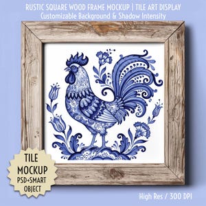 Puede incluir: Una maqueta de marco de madera cuadrada con un diseño rústico. La obra de arte en el interior presenta una ilustración de gallo azul y blanco rodeada de elementos florales. El marco es de color marrón claro y la imagen incluye el texto "TILE MOCKUP PSD+SMART OBJECT".