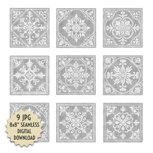 Może przedstawiać: Dziewięć kwadratowych płytek z szarym tłem i białymi wzorami kwiatowymi. Każda płytka ma inny wzór, z ozdobnymi detalami i estetyką vintage. Obraz zawiera tekst "9 JPG 8x8" SEAMLESS DIGITAL DOWNLOAD".