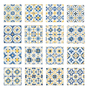 Könnte beinhalten: Ein Satz von 16 blauen und gelben gemusterten Fliesen mit komplizierten floralen Designs. Die Fliesen sind in einem Rastermuster angeordnet und haben einen weißen Hintergrund.