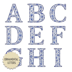 Peut inclure: Neuf lettres majuscules, de A à I, sont présentées dans une police décorative. Chaque lettre est blanche avec un motif floral bleu et un contour bleu. La lettre G a une forme d'étoile beige avec les mots "ORNAMENTAL LETTERS".