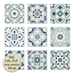 Peut inclure: Un ensemble de neuf carreaux carrés présentant des motifs floraux et géométriques complexes dans des tons de vert sauge, bleu marine et blanc. Une étiquette beige en forme d'étoile affiche le texte : TILES 9 JPG - 8"x8" DIGITAL DOWNLOAD 300 dpi.