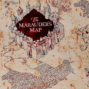 Puede incluir: Ilustración detallada de un mapa con un castillo en el centro, etiquetado como "The Marauder's Map". El mapa está en tonos marrones y rojos, con texto y líneas que se asemejan a un pergamino antiguo. La palabra "Hogwarts" es visible en la parte superior.