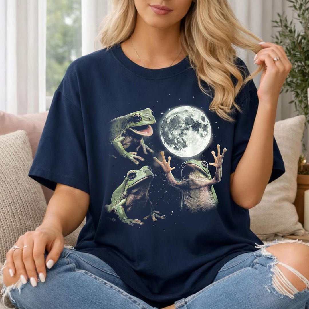 Frog Howling Funny Frog Howling at Moon Vintage 90s Graphic T-shirt, Retro ...