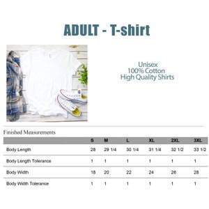 Puede incluir: Una camiseta blanca unisex de cuello redondo y manga corta. La camiseta est&aacute; hecha de 100% algod&oacute;n y est&aacute; disponible en tallas S-3XL. La tabla de tallas muestra las medidas finales en pulgadas para cada talla.