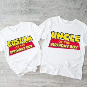 Puede incluir: Dos camisetas blancas con un dise&ntilde;o gr&aacute;fico rojo y amarillo. La camiseta de la izquierda dice "Custom of the Birthday Boy". La camiseta de la derecha dice "Uncle of the Birthday Boy".
